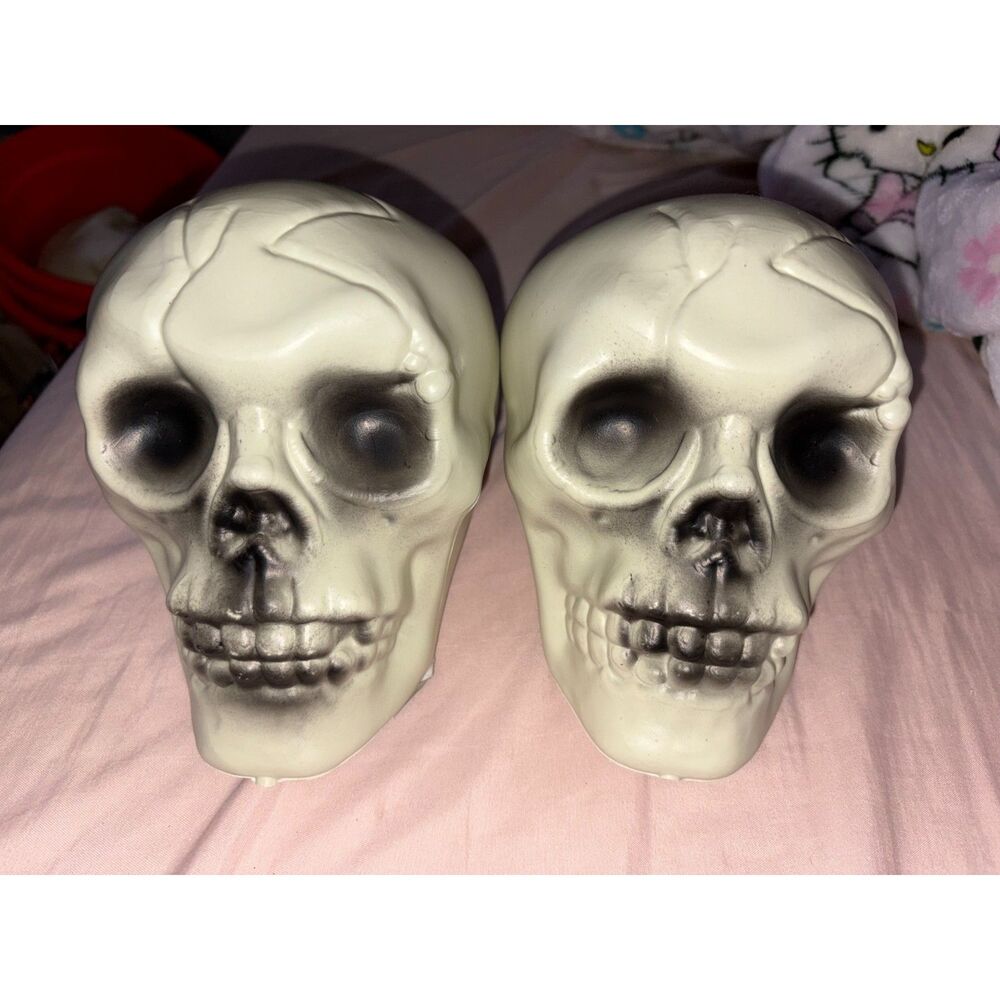 Set of 2 Plastic Skull Decorations